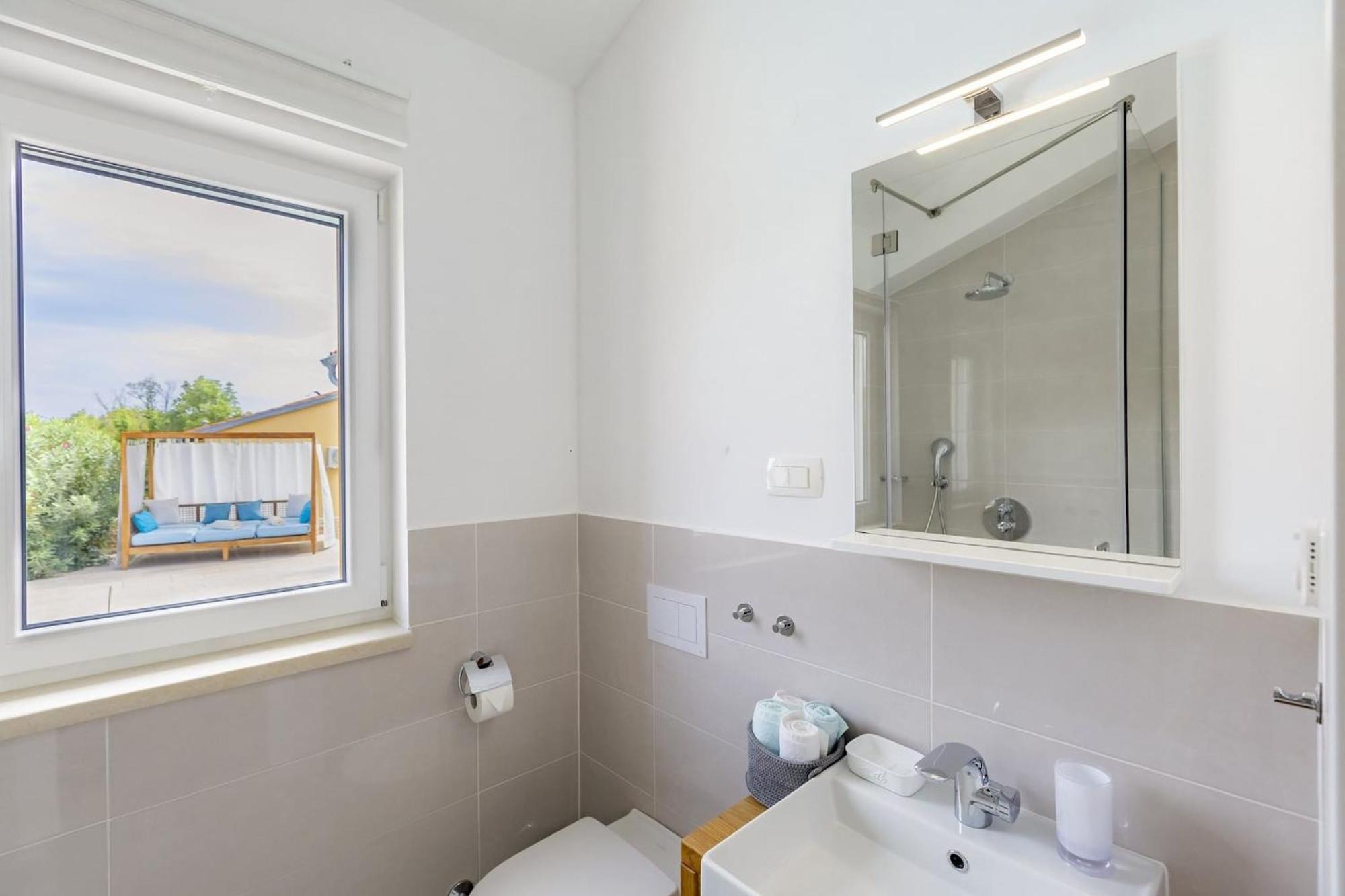 לאבין Red House Trget With Swimming Pool, Sauna And Jacuzzi מראה חיצוני תמונה