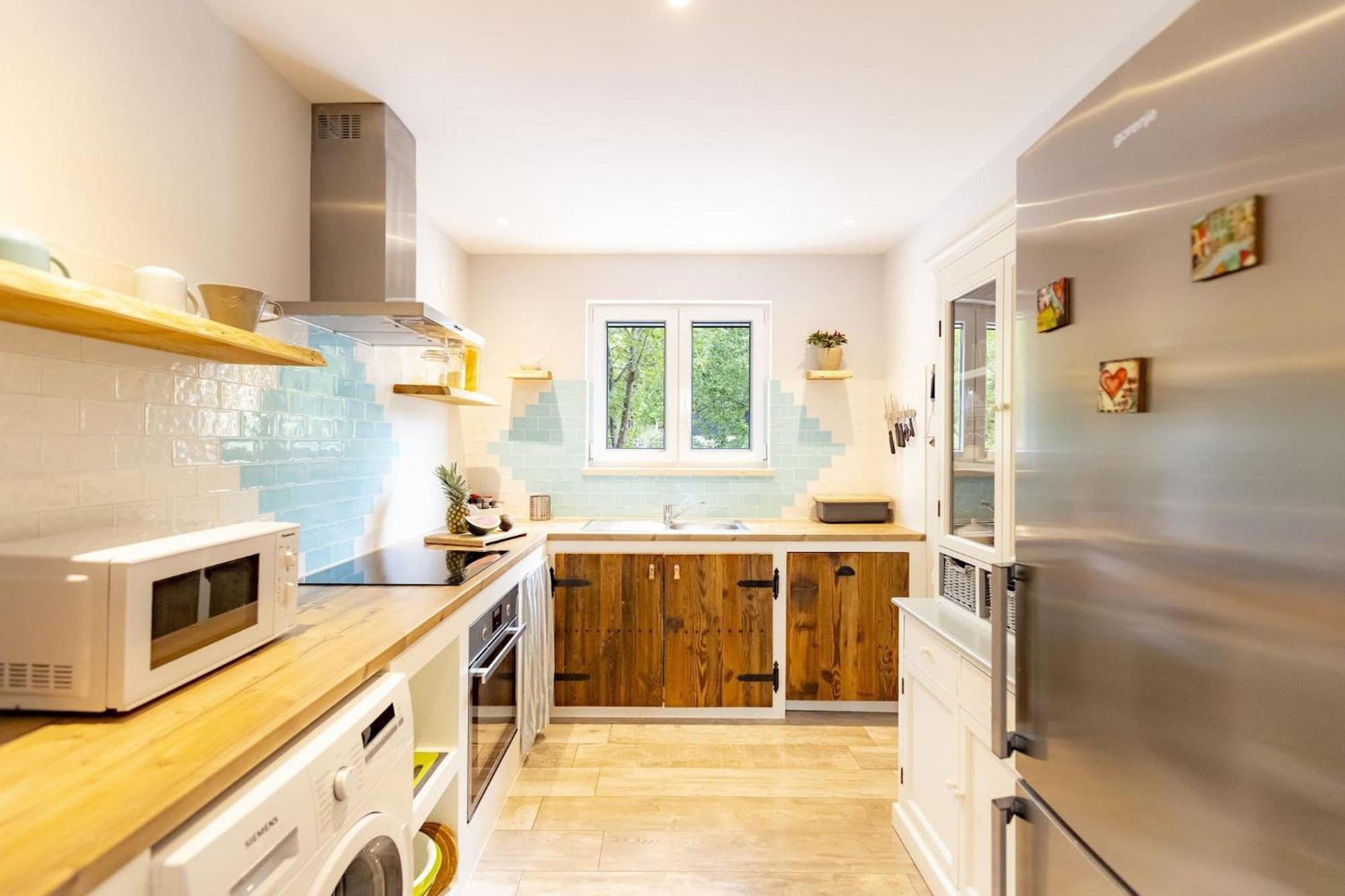 לאבין Red House Trget With Swimming Pool, Sauna And Jacuzzi מראה חיצוני תמונה