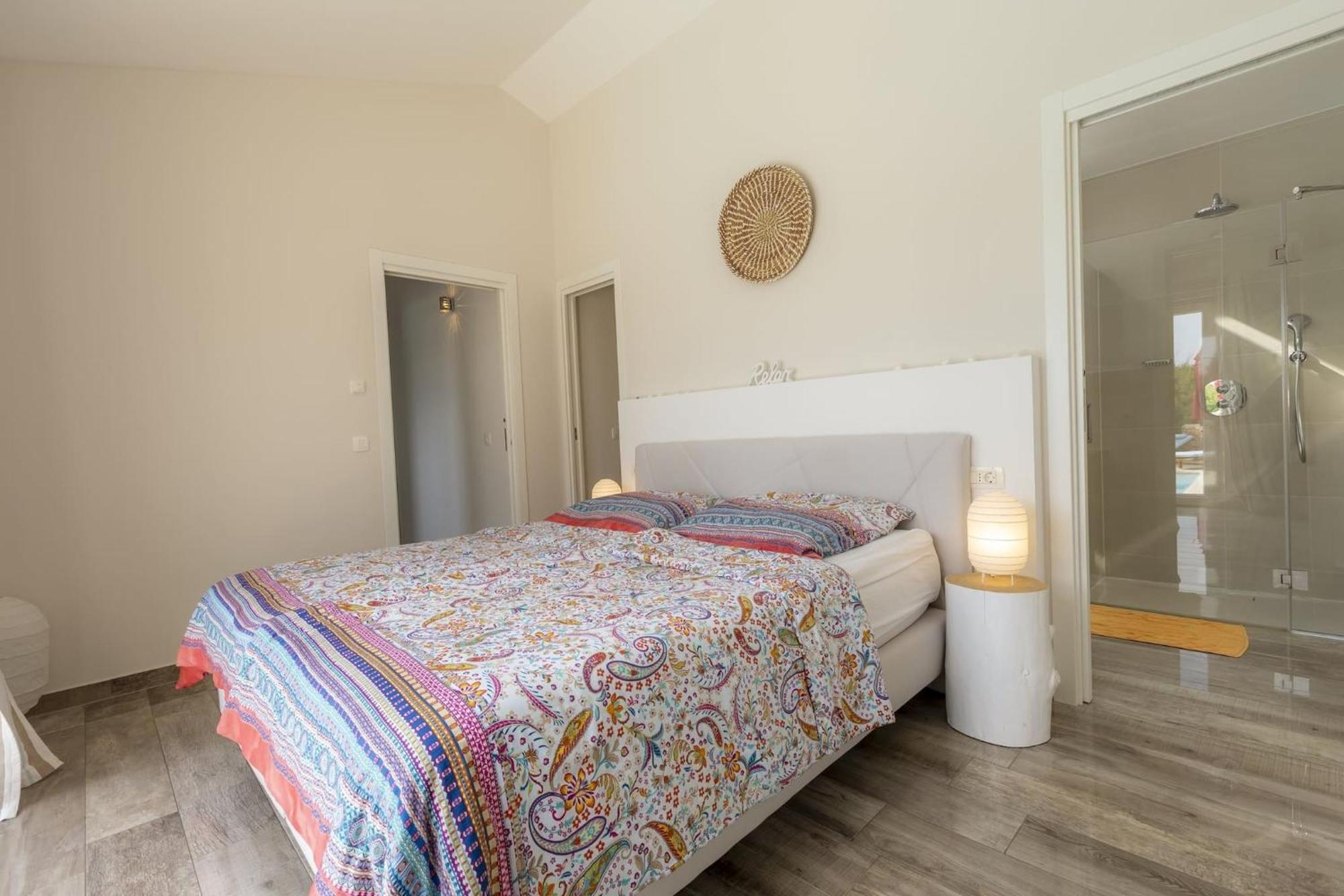 לאבין Red House Trget With Swimming Pool, Sauna And Jacuzzi מראה חיצוני תמונה