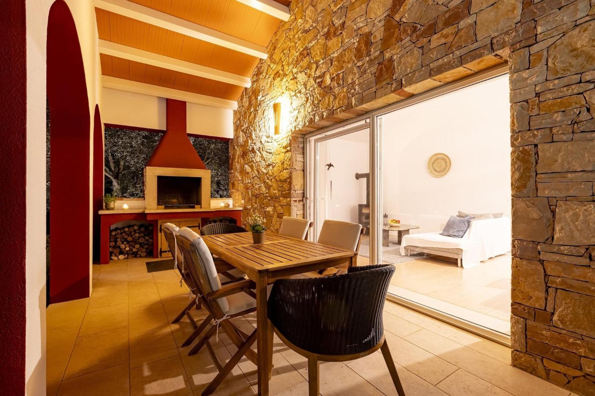 לאבין Red House Trget With Swimming Pool, Sauna And Jacuzzi מראה חיצוני תמונה