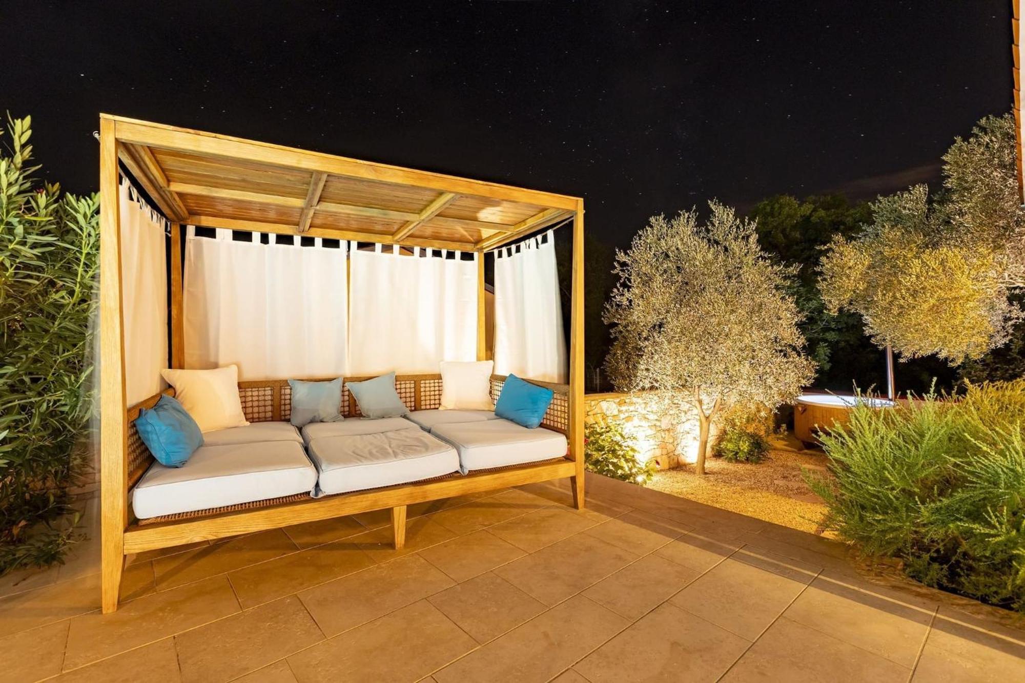 לאבין Red House Trget With Swimming Pool, Sauna And Jacuzzi מראה חיצוני תמונה