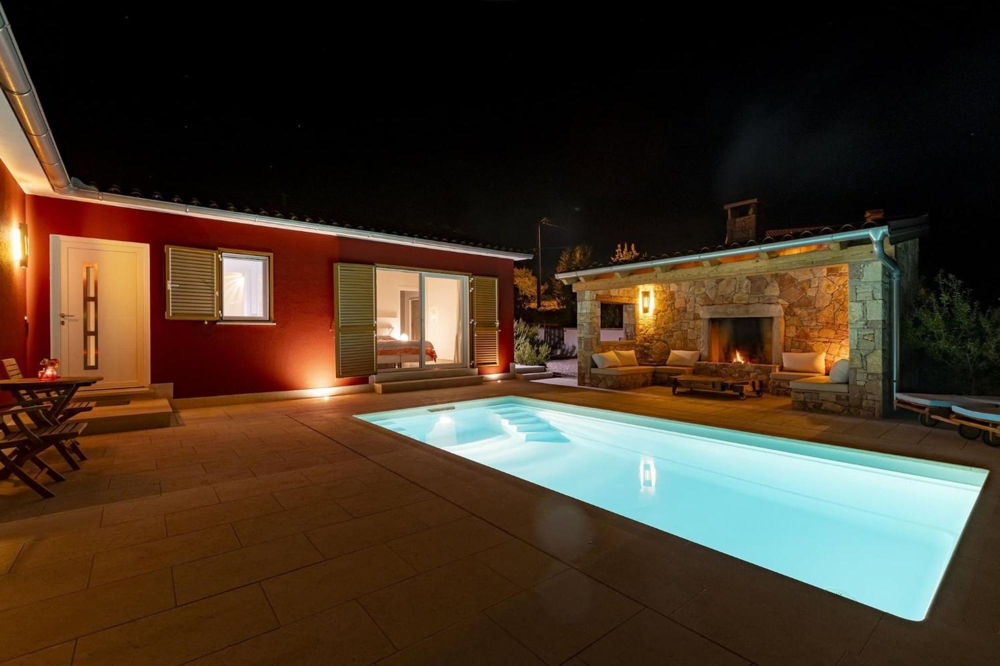 לאבין Red House Trget With Swimming Pool, Sauna And Jacuzzi מראה חיצוני תמונה