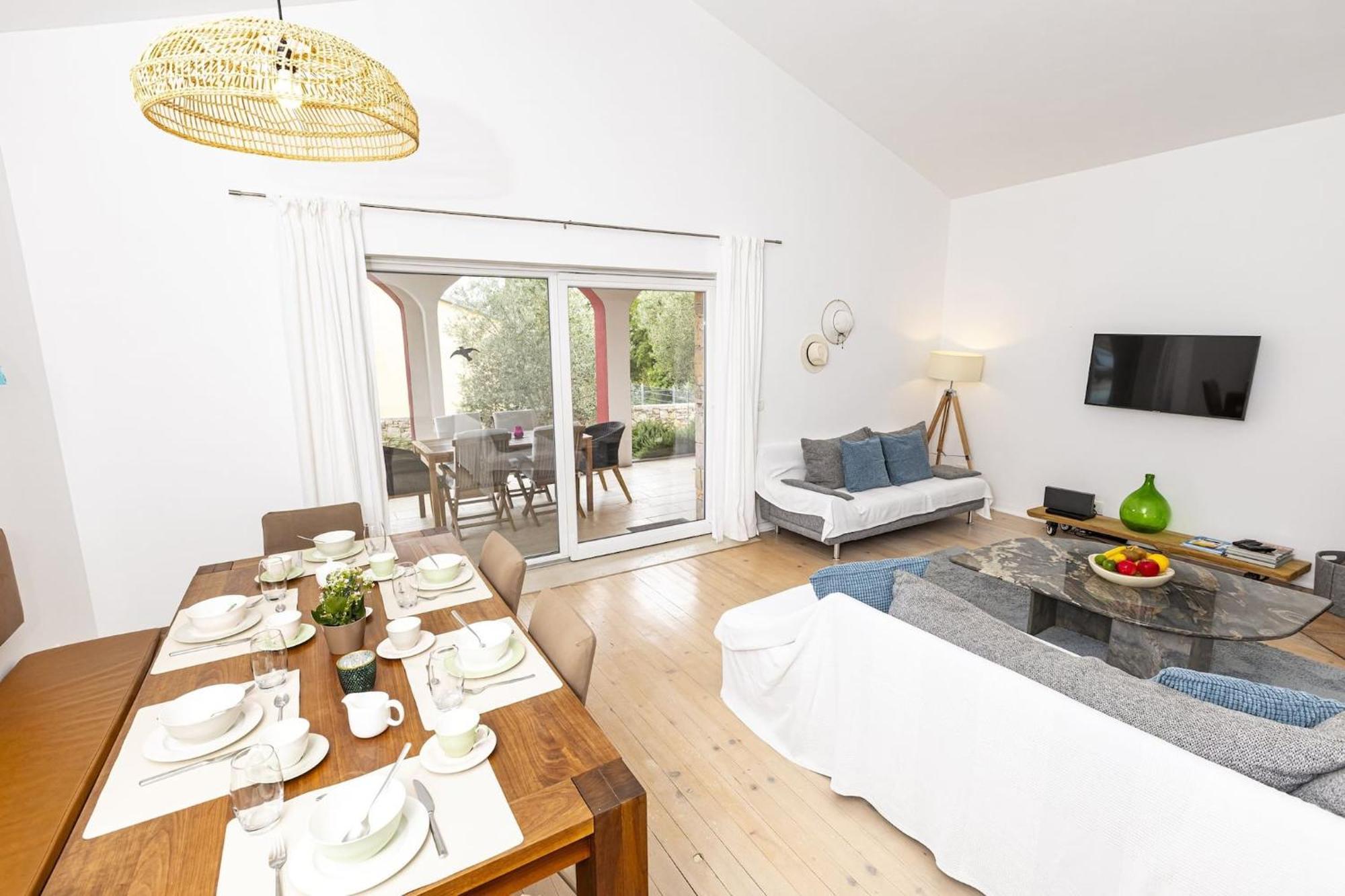 לאבין Red House Trget With Swimming Pool, Sauna And Jacuzzi מראה חיצוני תמונה