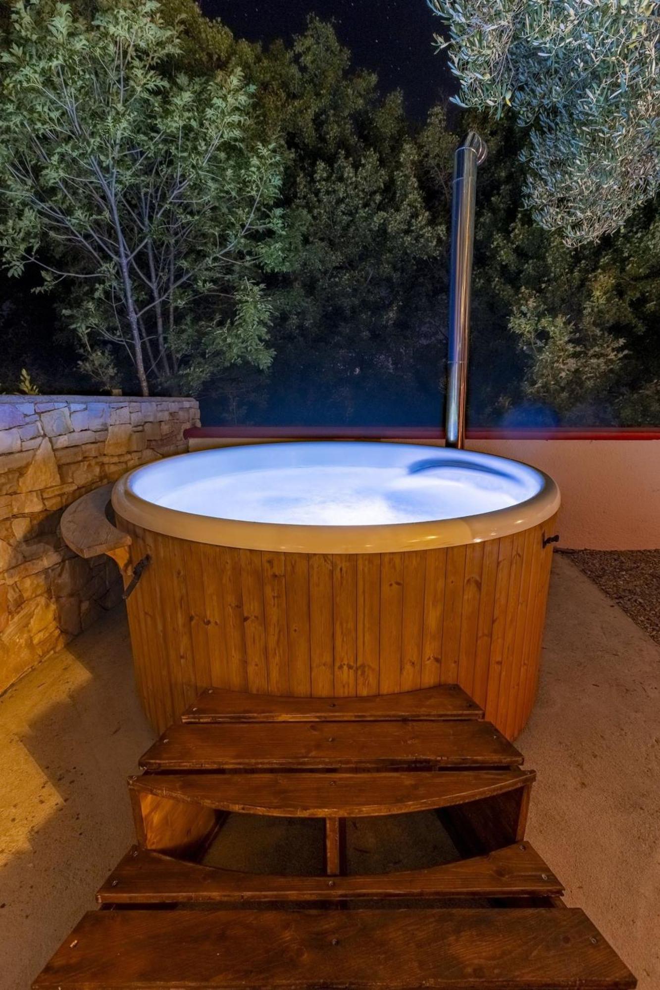 לאבין Red House Trget With Swimming Pool, Sauna And Jacuzzi מראה חיצוני תמונה