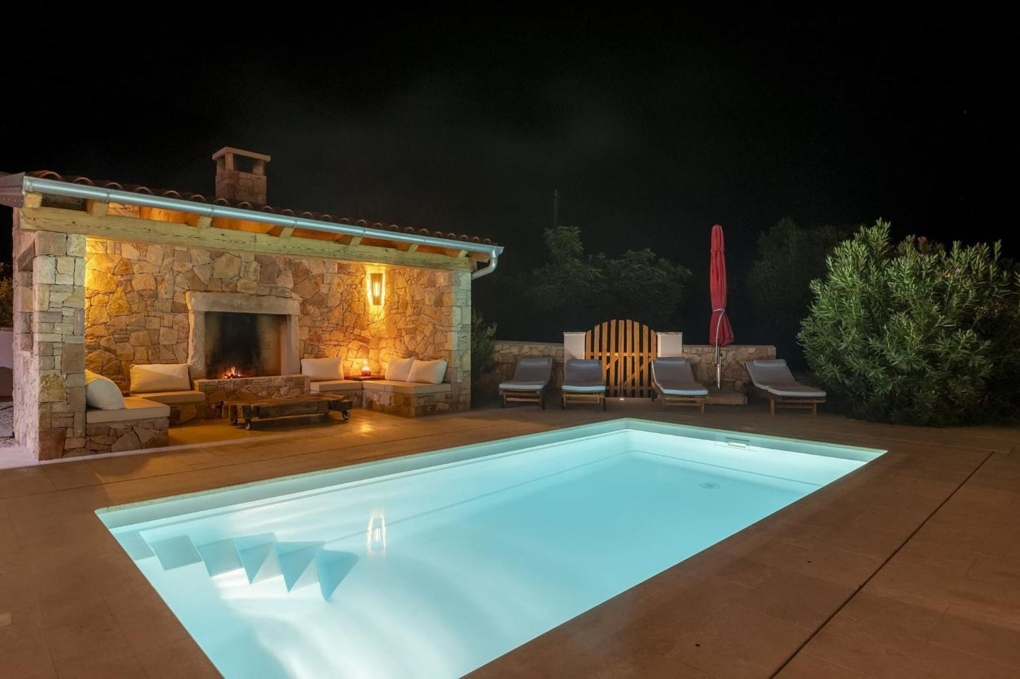 לאבין Red House Trget With Swimming Pool, Sauna And Jacuzzi מראה חיצוני תמונה