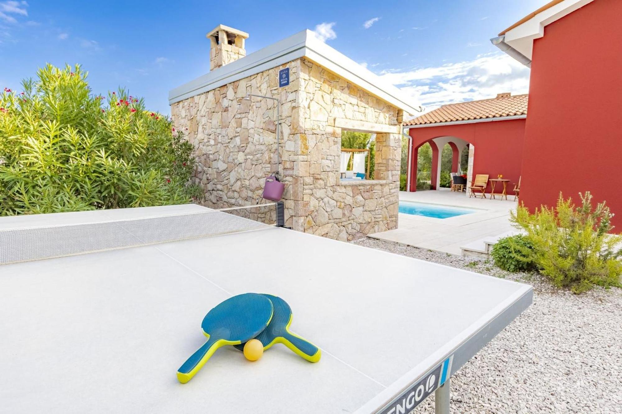 לאבין Red House Trget With Swimming Pool, Sauna And Jacuzzi מראה חיצוני תמונה