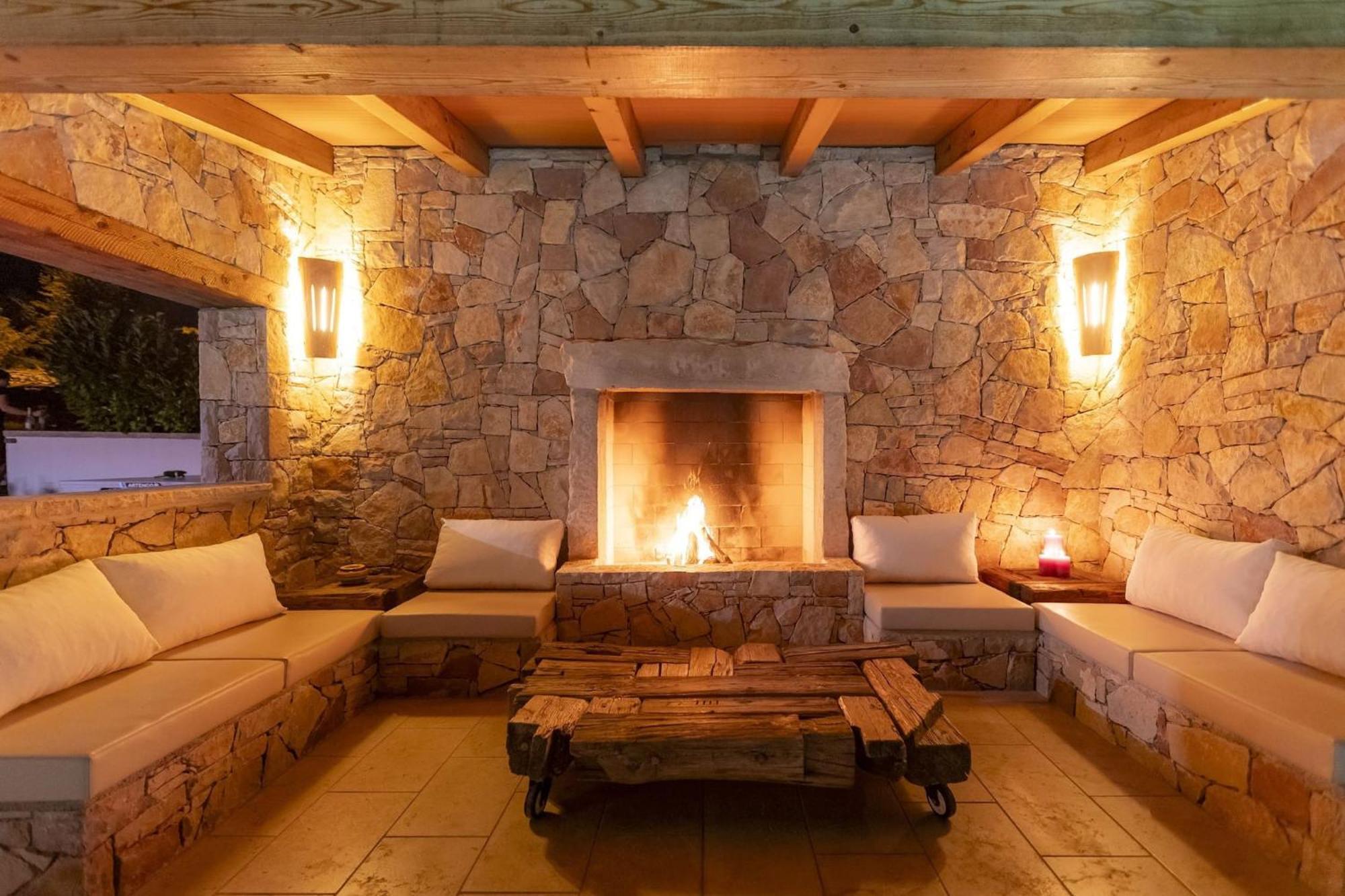 לאבין Red House Trget With Swimming Pool, Sauna And Jacuzzi מראה חיצוני תמונה