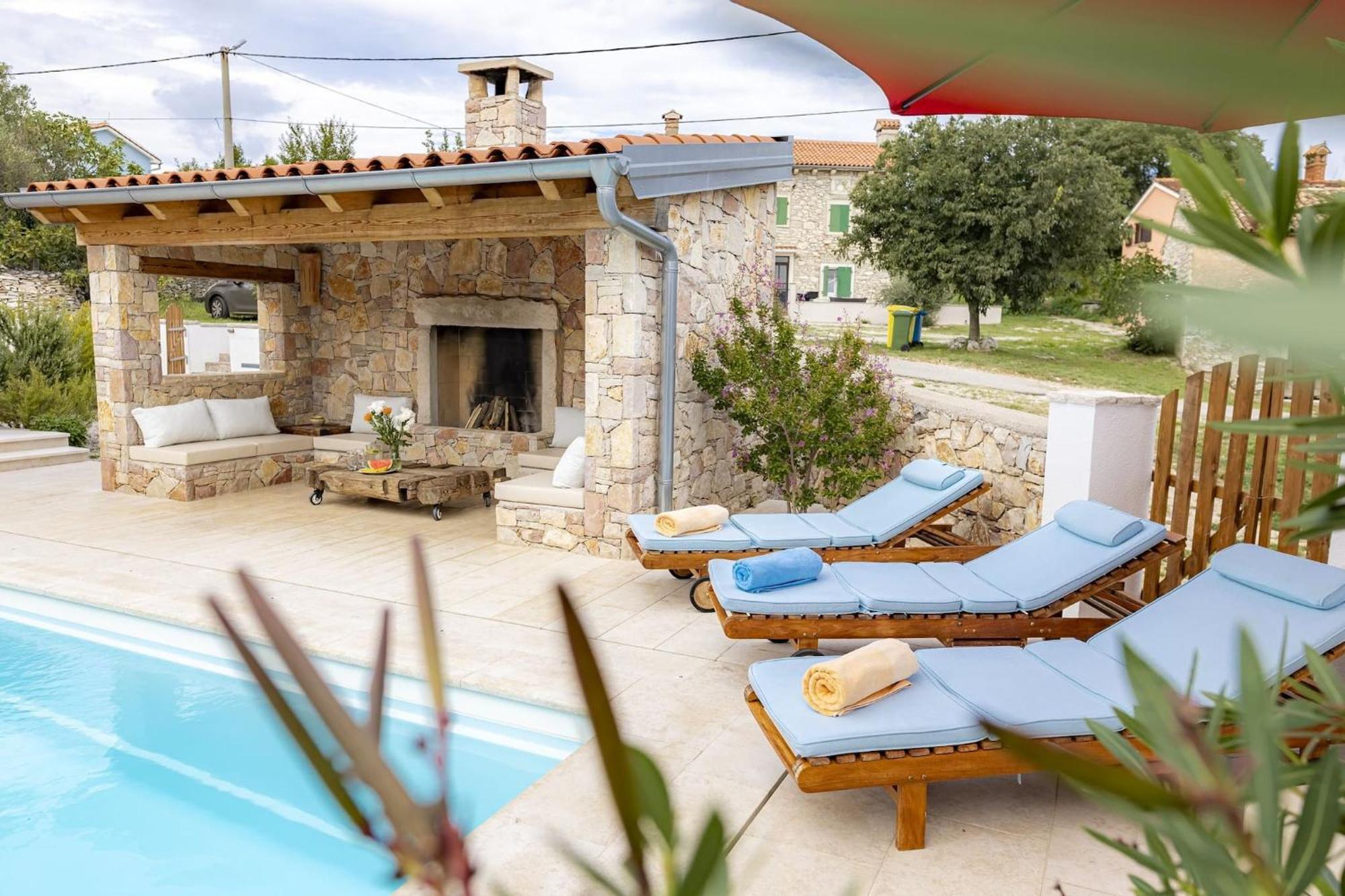 לאבין Red House Trget With Swimming Pool, Sauna And Jacuzzi מראה חיצוני תמונה